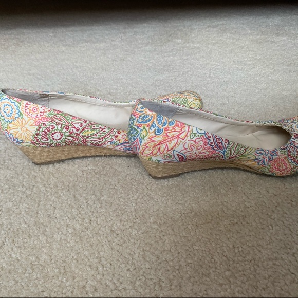 Adorable Anne Klein wedges - Picture 2 of 7